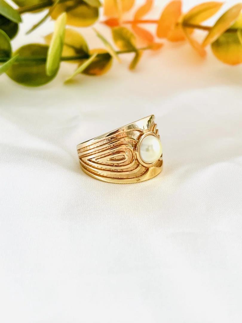 Anel com Pérola Centralizada