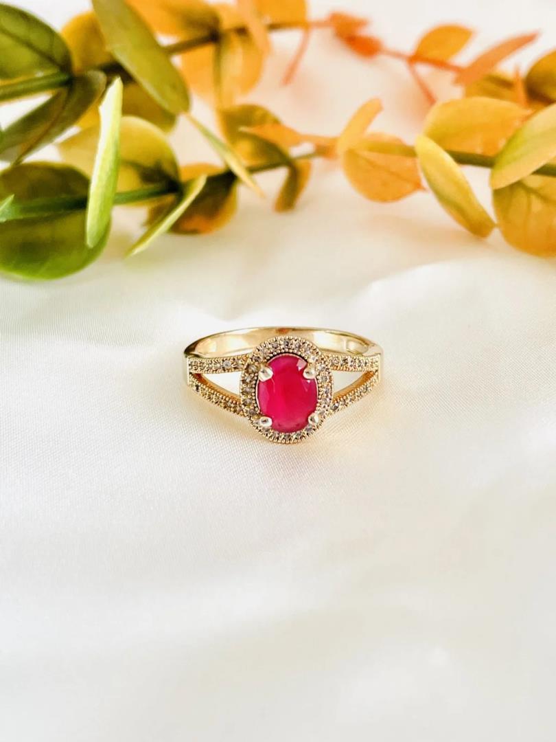 Anel Cravejada com Pedra Oval Vermelho Rubi