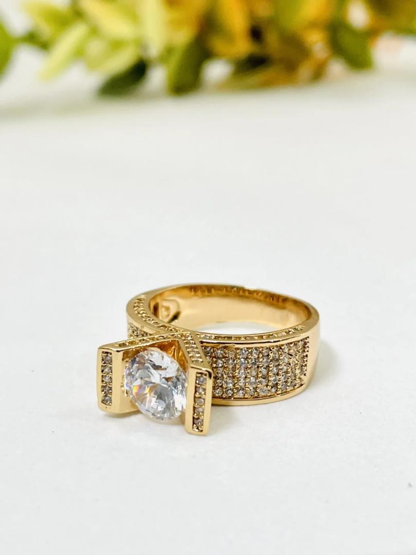 Anel Cravejado com Pedra Redonda Centralizado