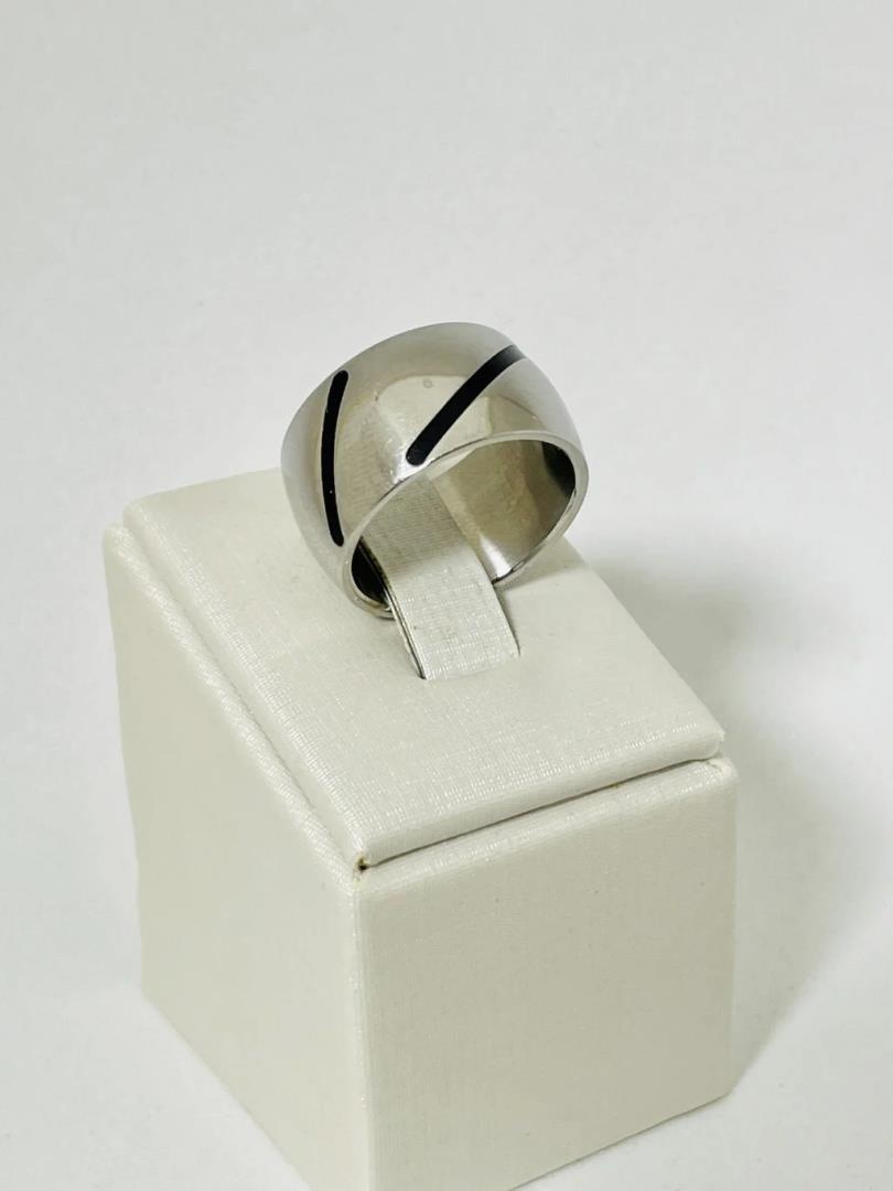 Anel de Aço Largo com Detalhes na cor Negra