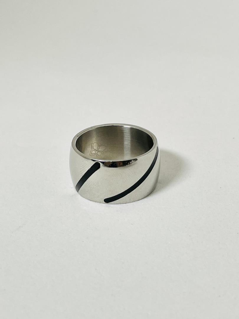 Anel de Aço Largo com Detalhes na cor Negra - Imagem 2