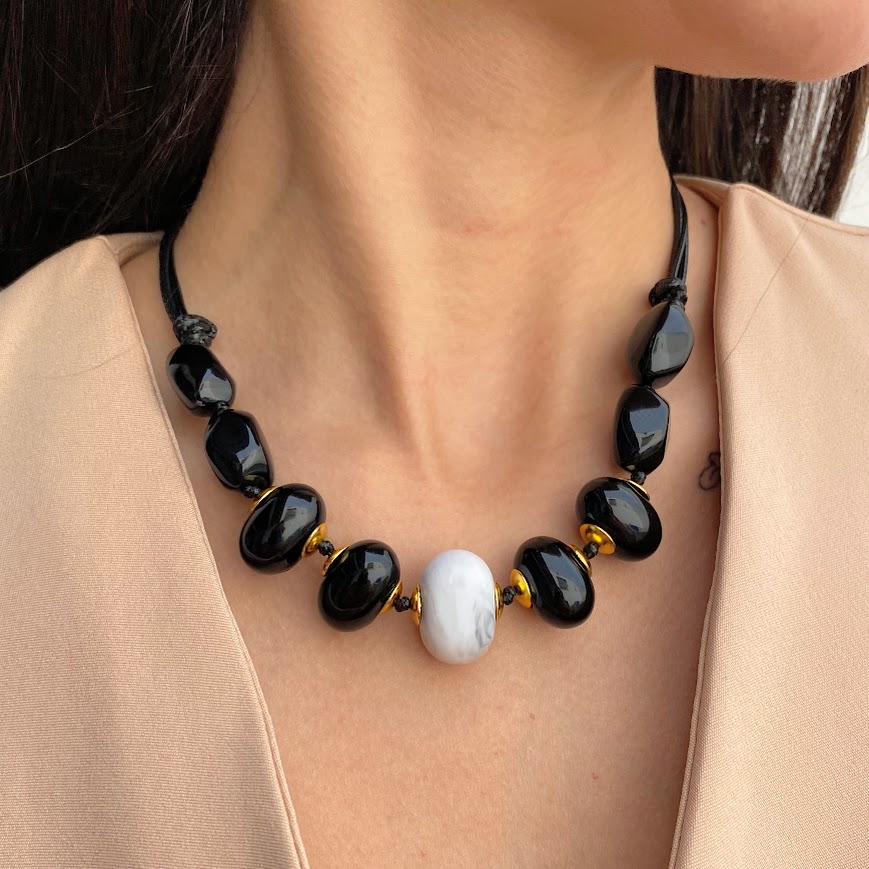 Colar em Fio Encerado Com Peças e Resina de Primeira Linha