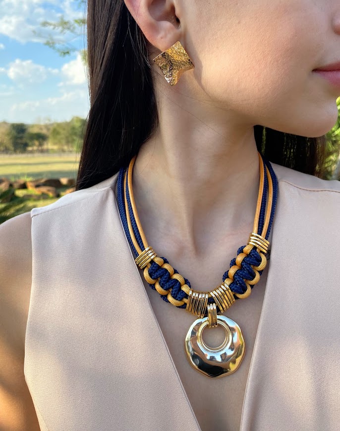 Colar Encerado com Pingente Circular em Metal Banho Dourado - Imagem 2