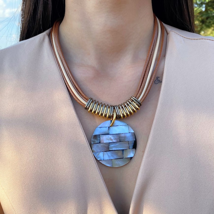 Colar Fio Encerado Pingente Abalone e Metal Banhado