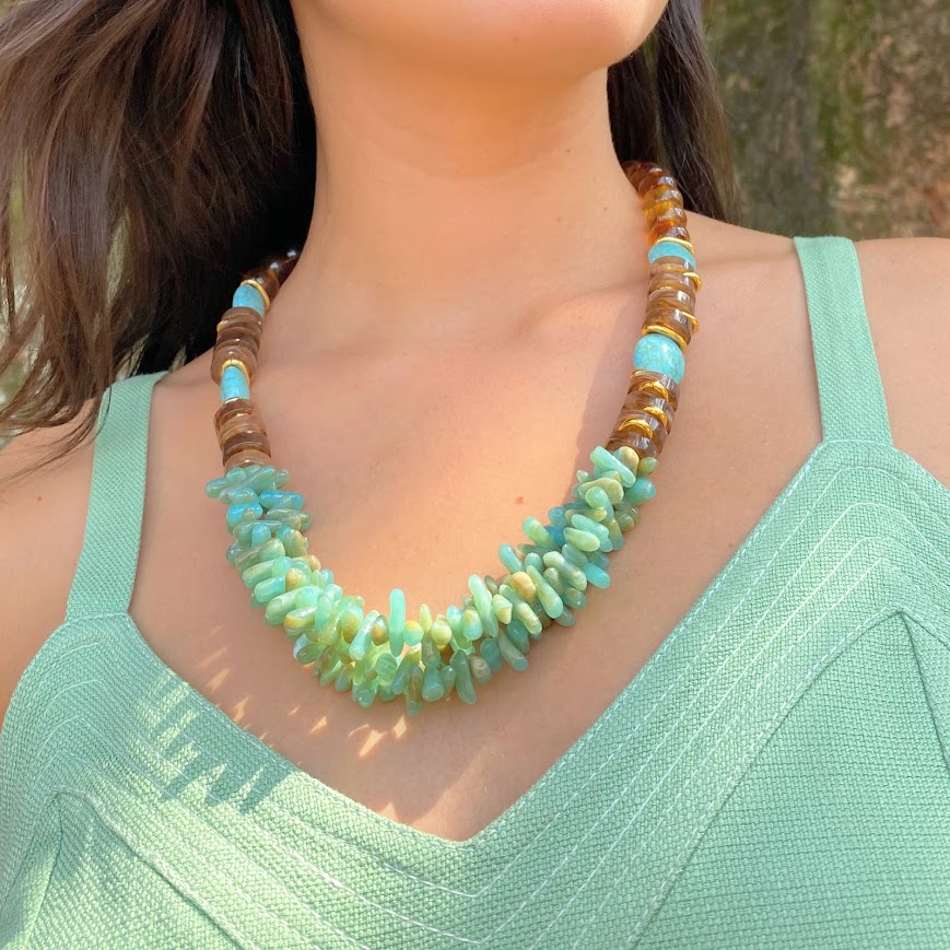 Colar com Pedras Sintéticas em Acrílico