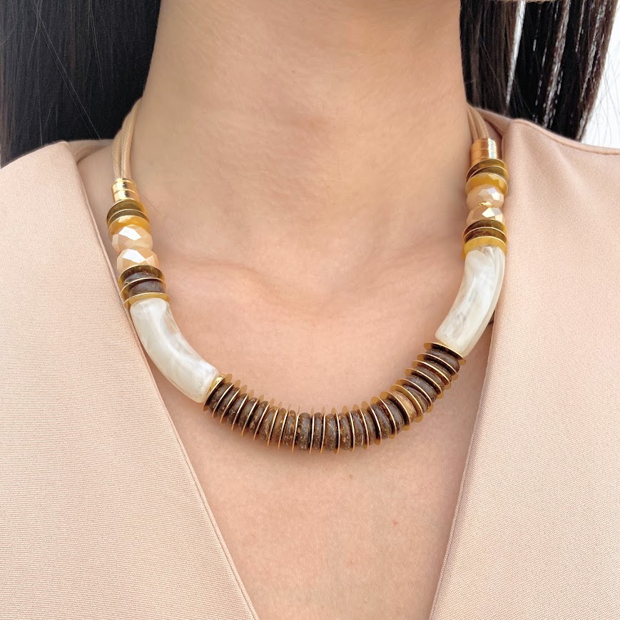 Colar Disco de Côco com Cristais e Resina