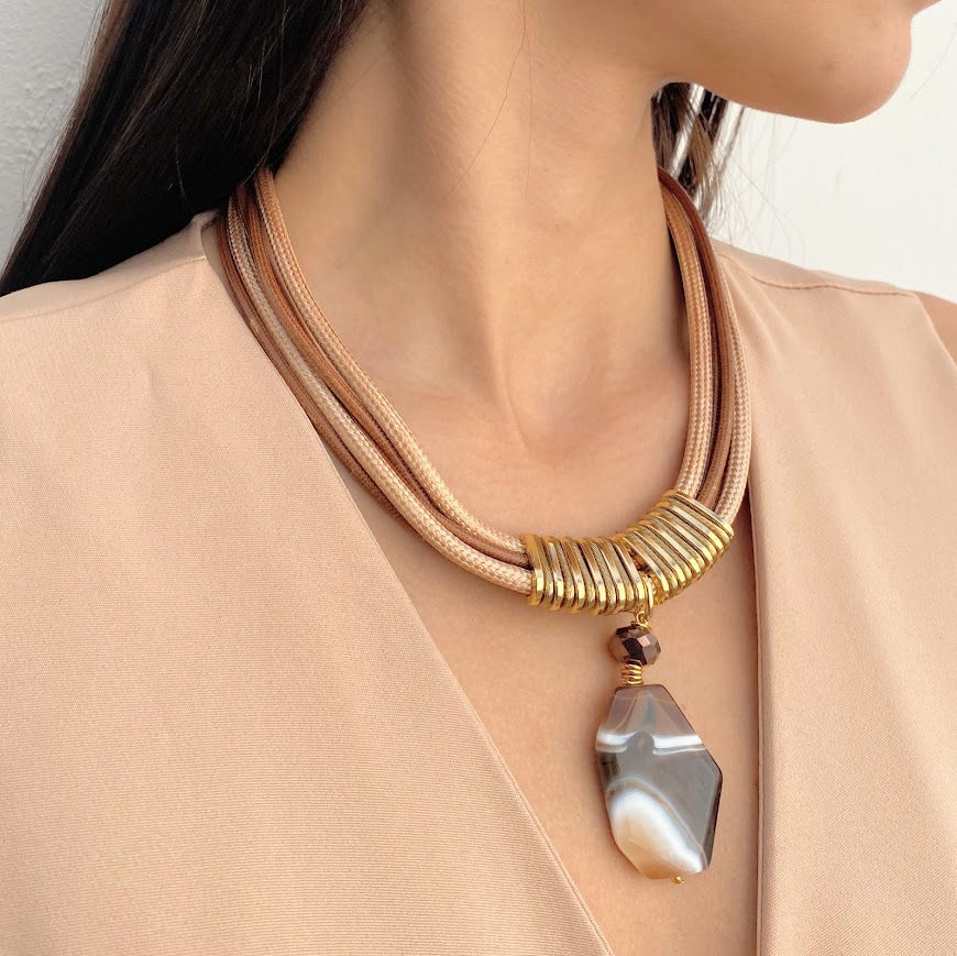 Colar Fio Encerado Com Pingente Olho de Tigre Sintético