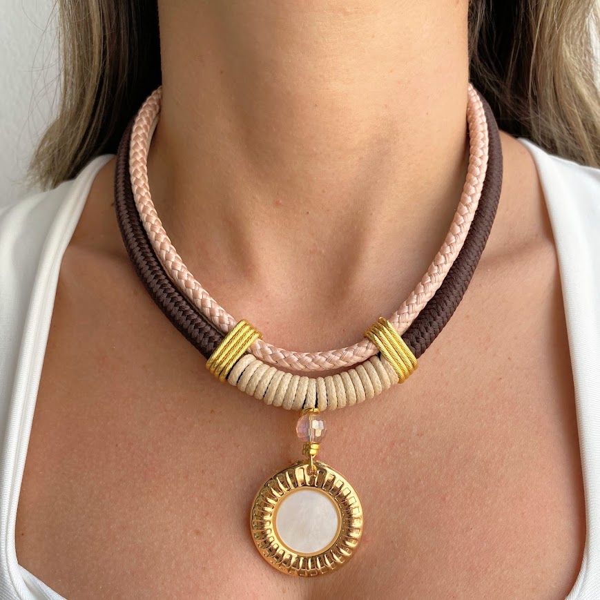 Gargantilha Cordão Corda Náutica com Pingente Metal Banhado