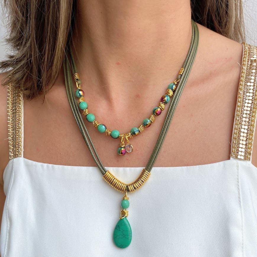 Colar Fio Encerado com Cristais Furta-cor Metais Banhados em Ouro Pingente em Pedra Natural Howlita