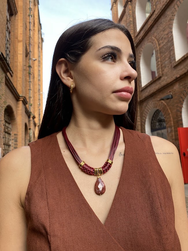 Gargantilha de Fio Encerado e Pingente Gota de Jaspe Vermelho