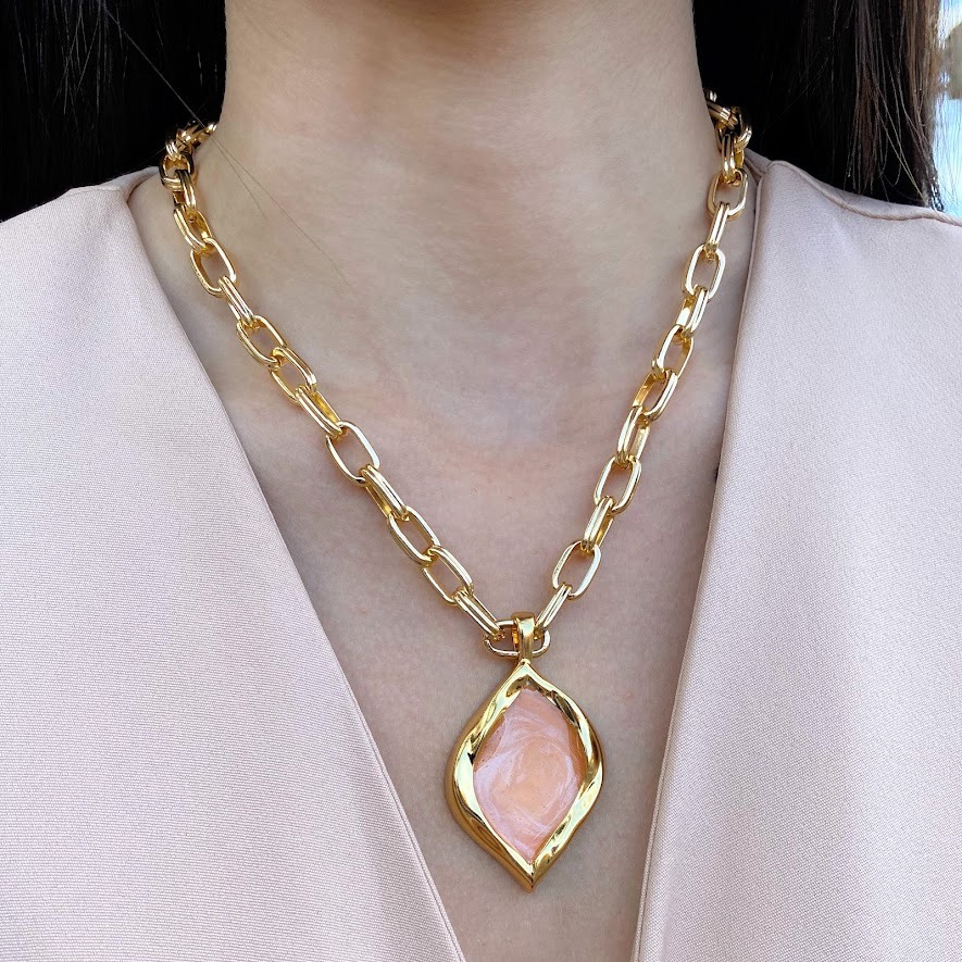 Colar com Corrente em Alumínio Banhado e Pingente Possui Aplicação em Resina