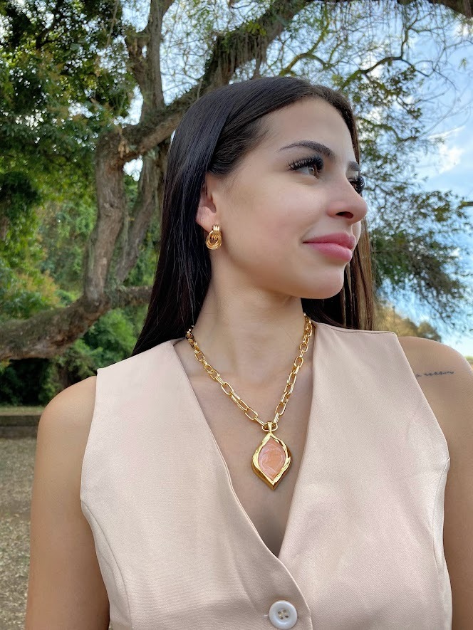 Colar com Corrente em Alumínio Banhado e Pingente Possui Aplicação em Resina - Imagem 2