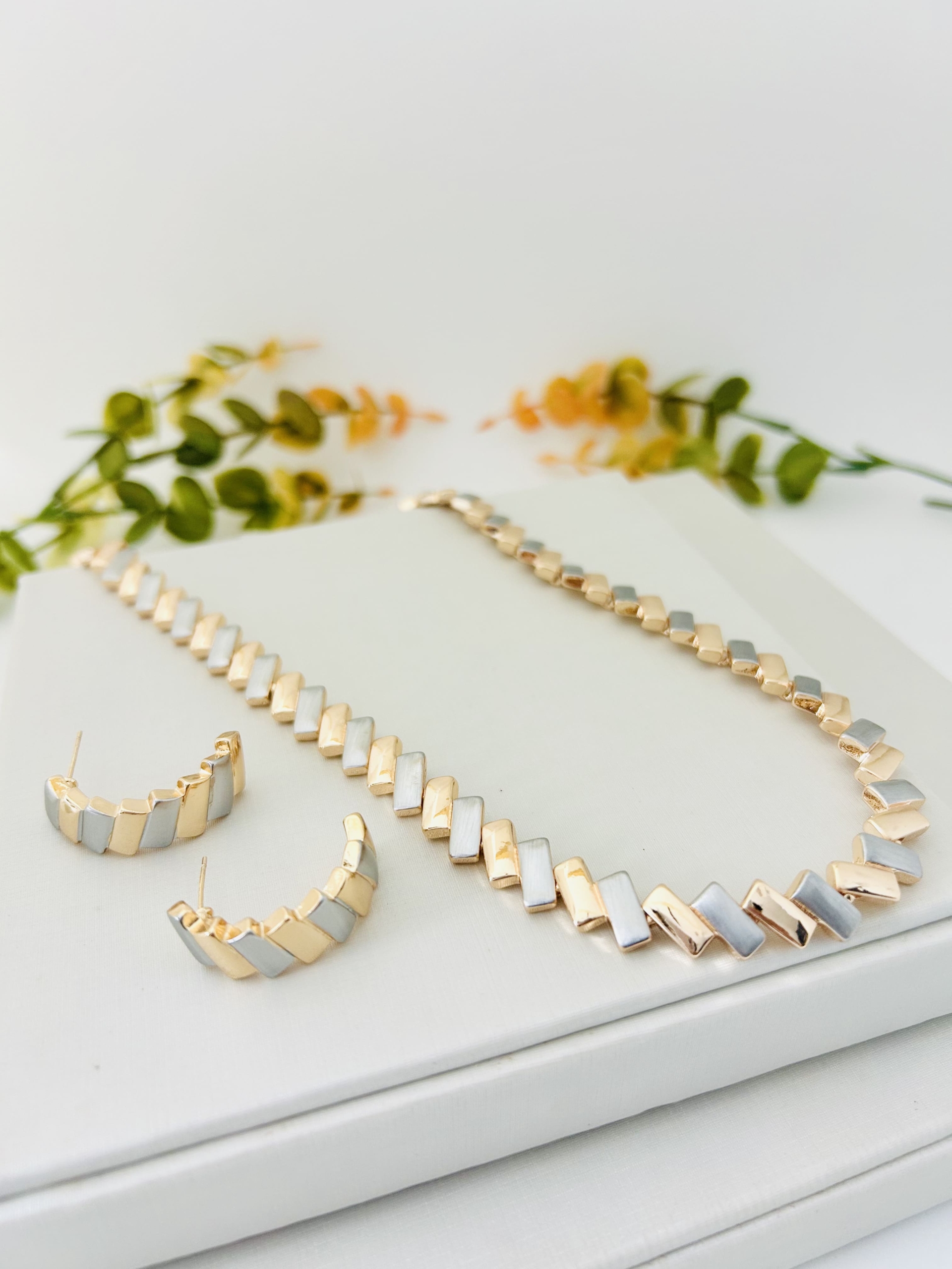 Conjunto Colar e Brinco Banhado a Ouro com Detalhes no Ródio Branco