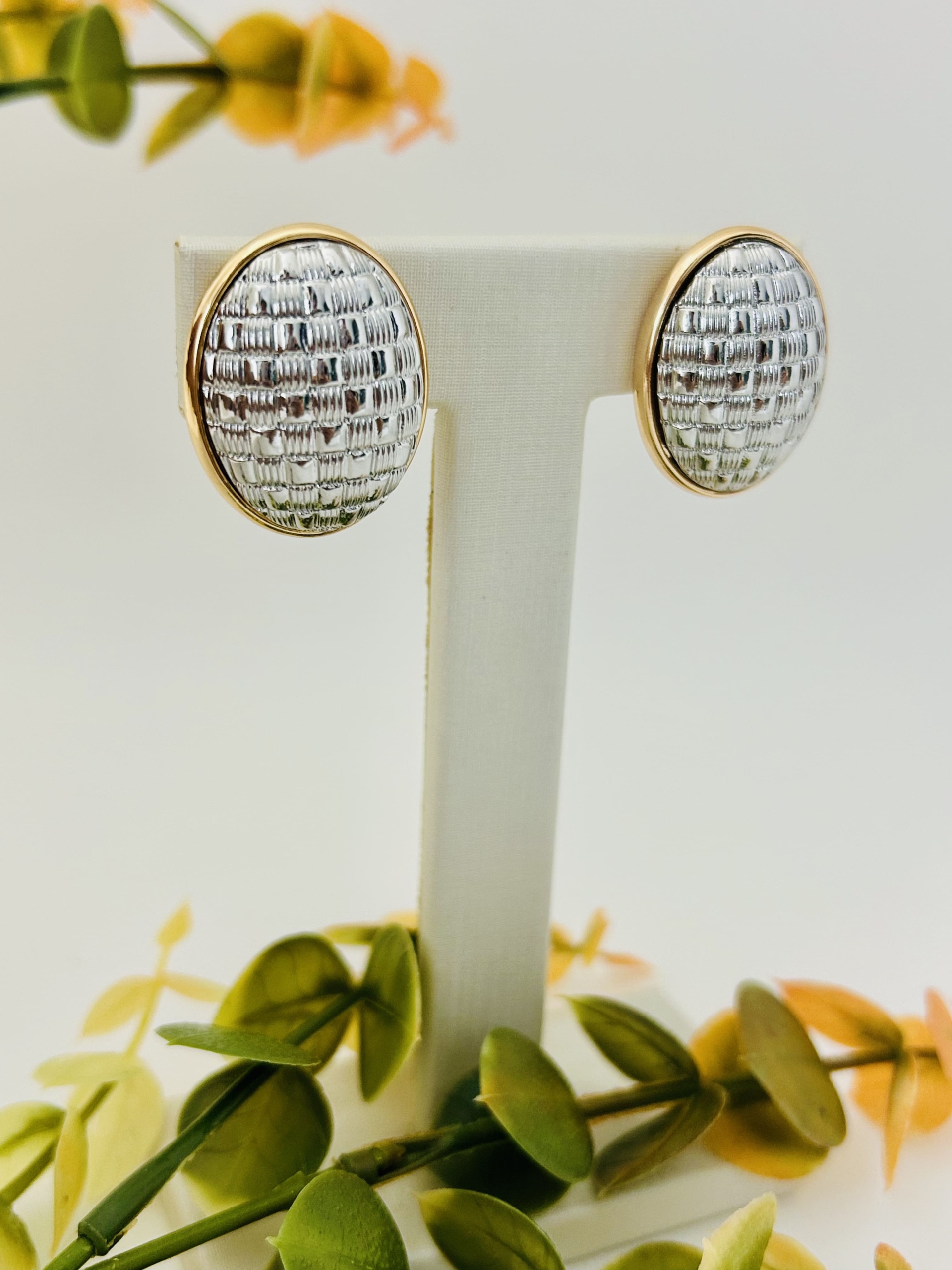 Brinco Oval com Detalhes em Ródio Branco