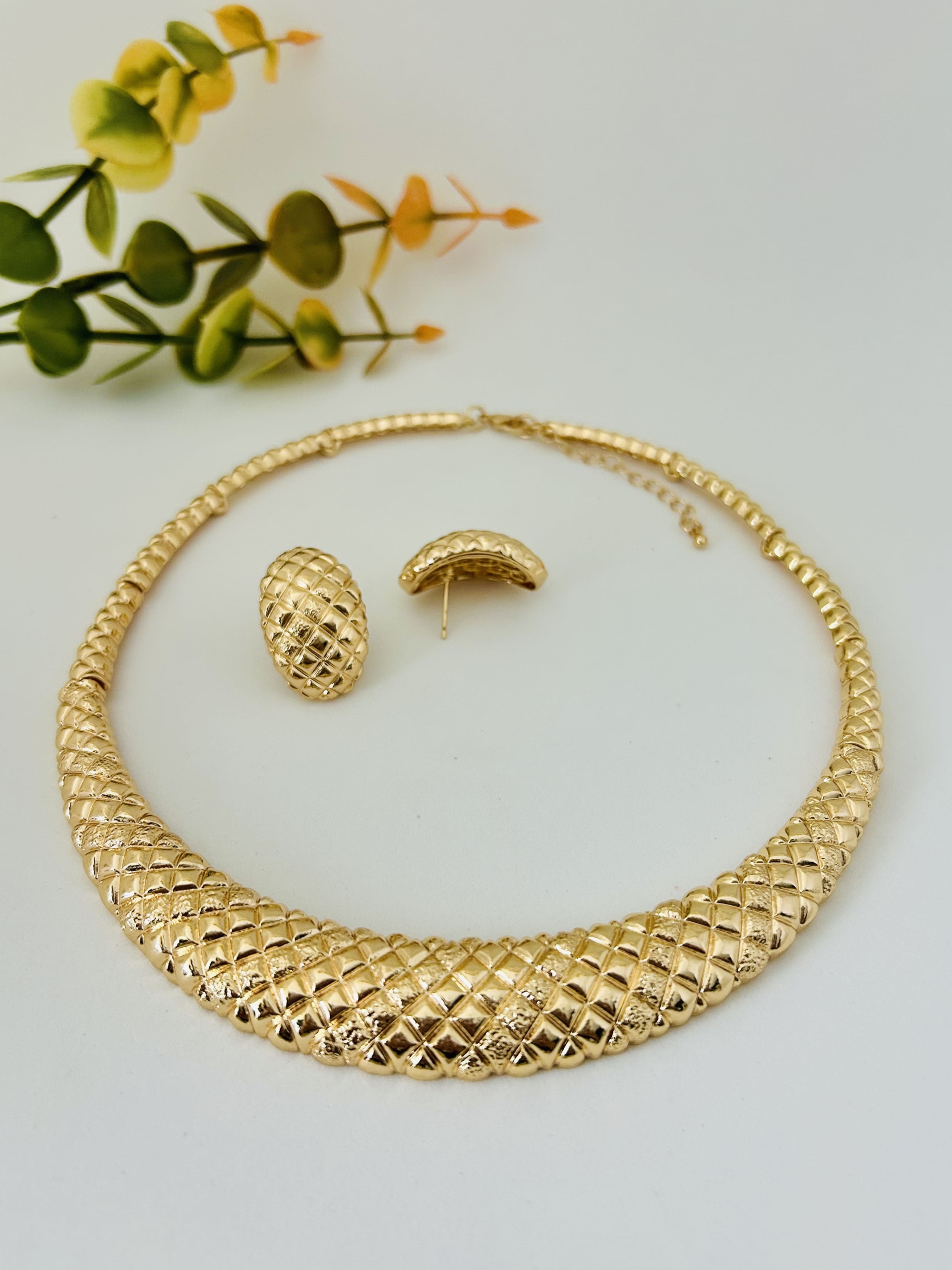 Conjunto Dourado com Detalhes Trabalhados