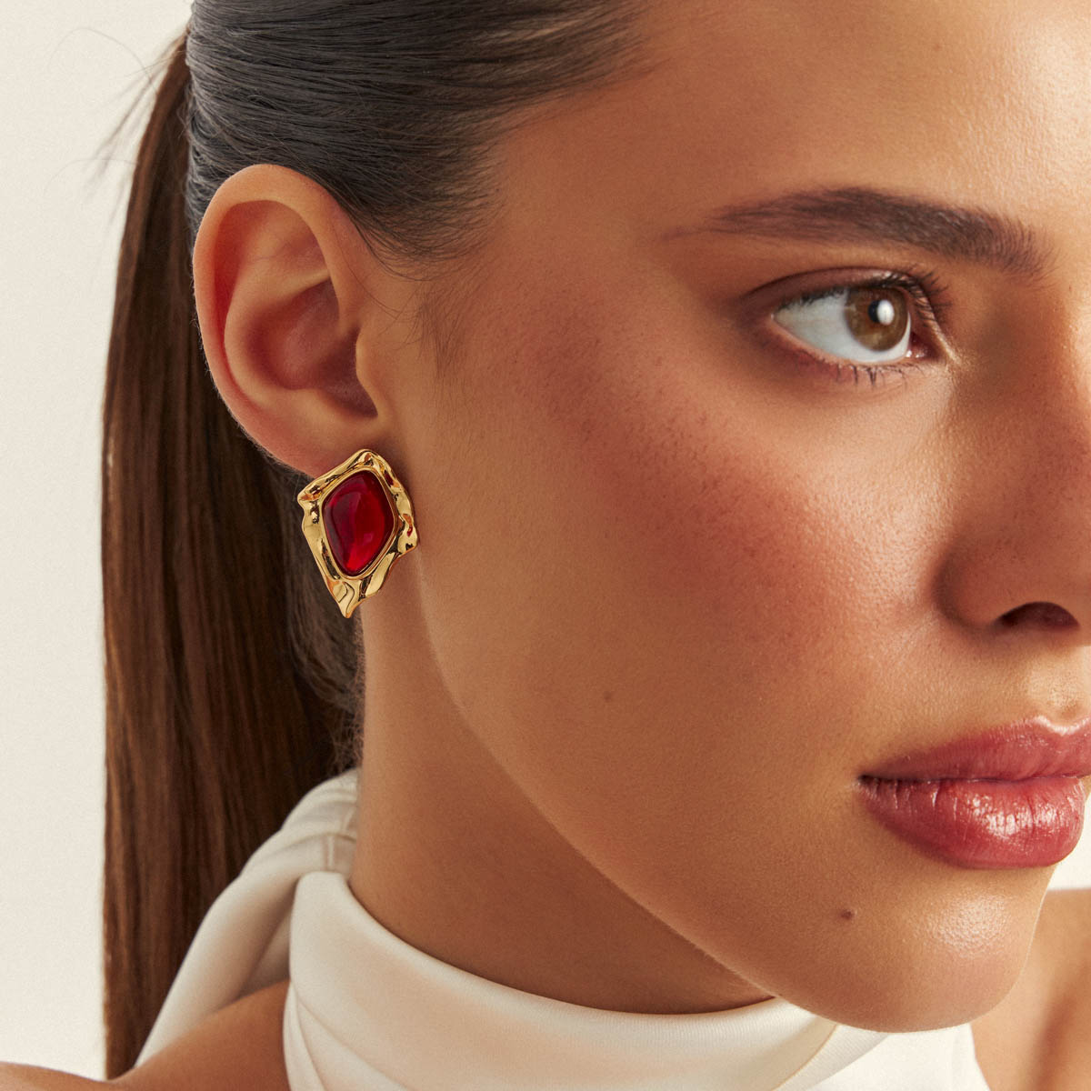 Brincos Forma Geométrica com Pedra Vermelha